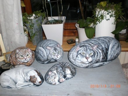 Кошки и собаки, нарисованные на камнях (13 фото)