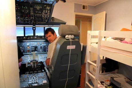 Мужчина построил функциональную кабину Боинга 737 в спальне своих детей (4 фото + 1 видео)