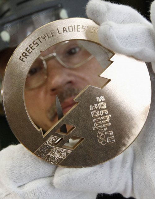 Производство олимпийских медалей на ювелирном заводе "Адамас" (13 фото)
