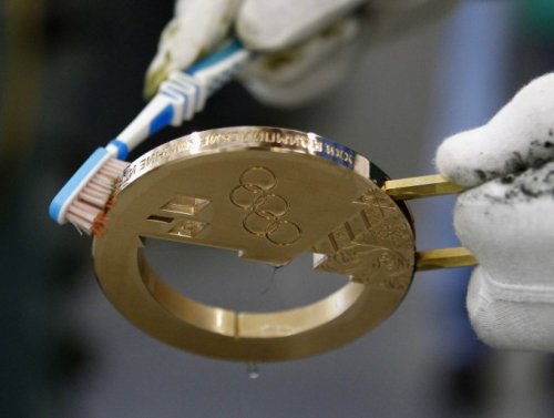 Производство олимпийских медалей на ювелирном заводе "Адамас" (13 фото)