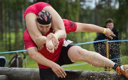 В финском городе Сонкаярви состоялся чемпионат по переносу жён (11 фото)
