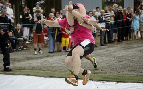 В финском городе Сонкаярви состоялся чемпионат по переносу жён (11 фото)