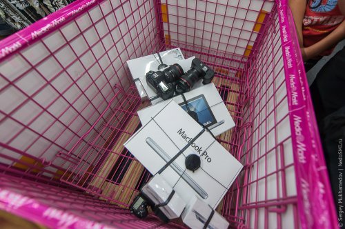 Безнаказанное ограбление супермаркета электроники за 50 секунд (17 фото + 2 видео)
