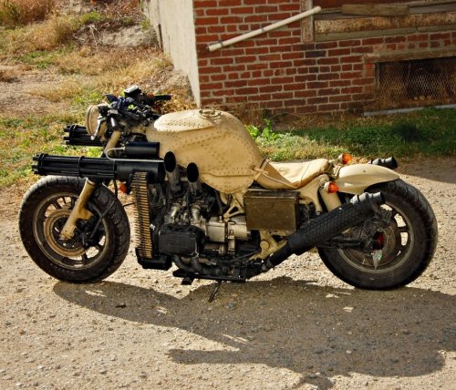 Идеальный мотоцикл для зомби-апокалипсиса (12 фото)