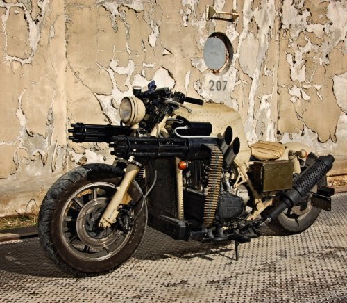 Идеальный мотоцикл для зомби-апокалипсиса (12 фото)