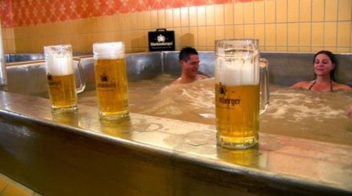 Место, где любители пива могут в буквальном смысле погрузиться в свою любовь (8 фото)
