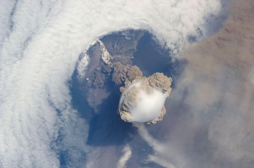 Снимки вулканов во время извержения, сделанные из космоса (15 фото)