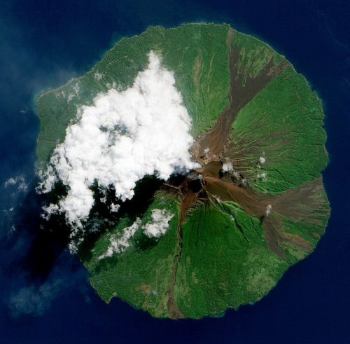Снимки вулканов во время извержения, сделанные из космоса (15 фото)