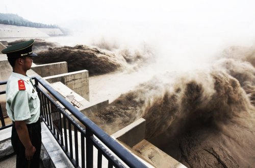 Зрелищные сбросы воды из водохранилища на реке Хуанхэ (14 фото)