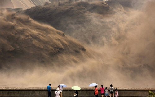 Зрелищные сбросы воды из водохранилища на реке Хуанхэ (14 фото)