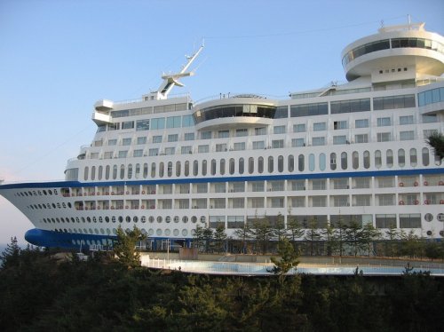Круизное судно на холме, являющееся гостиницей (6 фото)