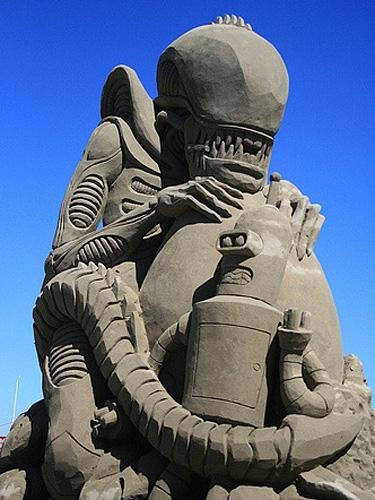Прикольные скульптуры из песка (13 фото)