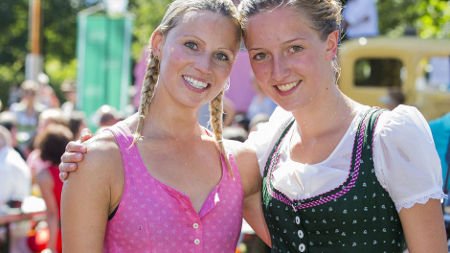 На чемпионате в Зальцбурге по прыжкам в воду в национальных костюмах (28 фото)