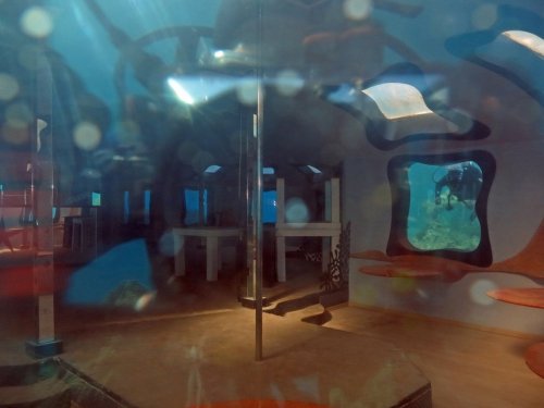 Заброшенный в Красном море подводный стриптиз-клуб (14 фото)