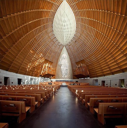 Архитектурные формы современных соборов и церквей (19 фото)