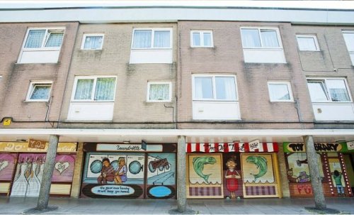 Витрины магазинов, нарисованные вдоль дороги (16 фото)