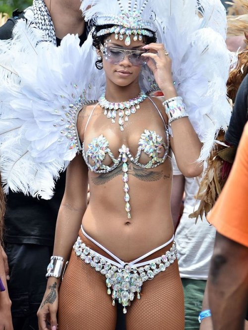 Рианна на карнавале в Барбадосе (23 фото)