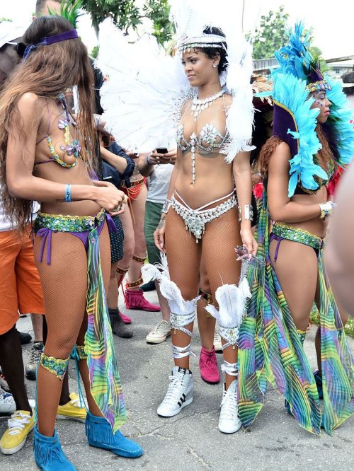 Рианна на карнавале в Барбадосе (23 фото)