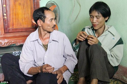 Вьетнамские маугли: отец и сын более 40 лет прожили в джунглях (9 фото)