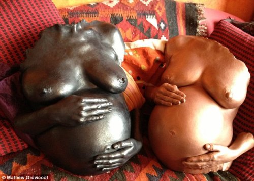 Фигуры беременных в гипсе (10 фото)