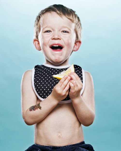 Малыши, пробующие лимон, в фотопроекте Дэвида Уайла (18 фото)