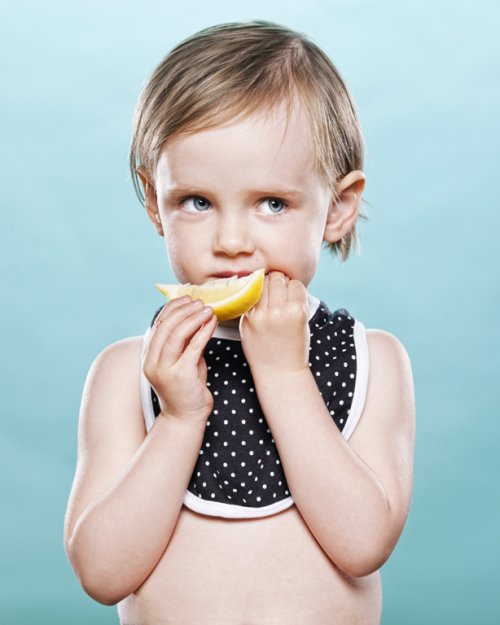 Малыши, пробующие лимон, в фотопроекте Дэвида Уайла (18 фото)
