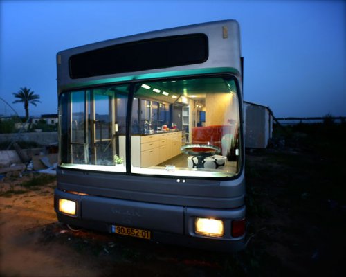 Автобус со свалки превратился в изысканный дом (20 фото)