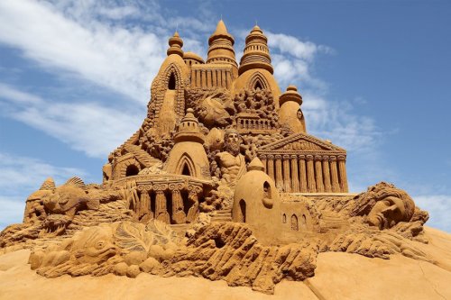 Песчаные скульптуры огромных размеров со всего света (14 фото)