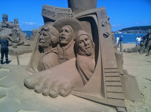 Прикольные скульптуры из песка (13 фото)