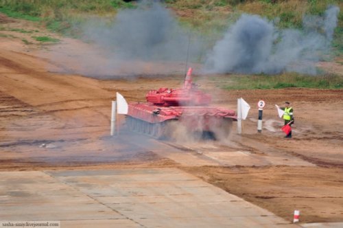 Фоторепортаж со съёмок танкового биатлона (30 фото)