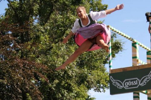 На чемпионате в Зальцбурге по прыжкам в воду в национальных костюмах (28 фото)