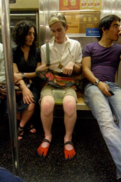 Странные пассажиры в метро (25 фото)