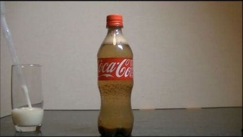 Экспериментальный уголок: в Кока-Колу добавляем молоко (13 фото)