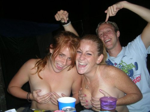 Девушки с обнажённой грудью (22 фото)