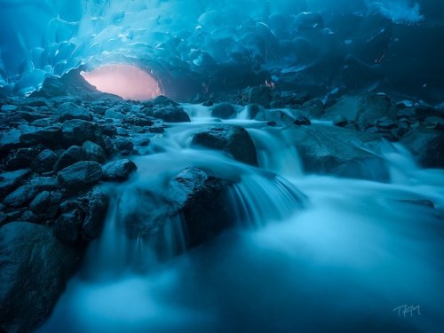 Потрясающая красота пещер ледника Менденхолл (12 фото)