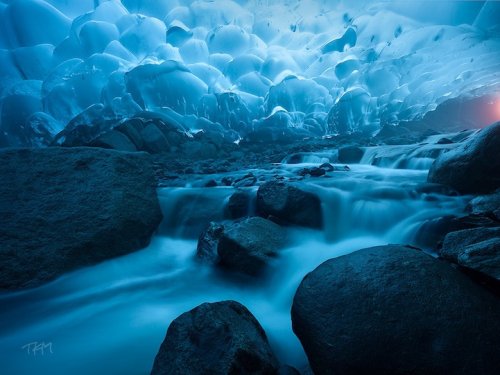 Потрясающая красота пещер ледника Менденхолл (12 фото)