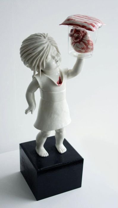 Фарфоровые куклы художницы Марии Рубинке, истекающие кровью (20 фото)