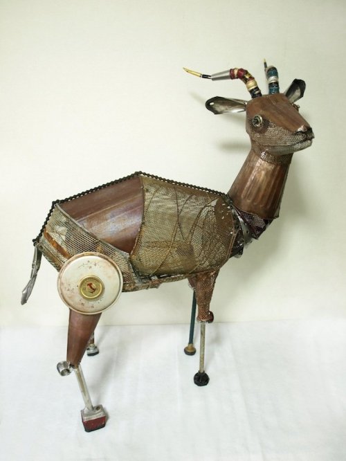 Японский скульптор создаёт фигурки животных из сломанных вещей (10 фото)