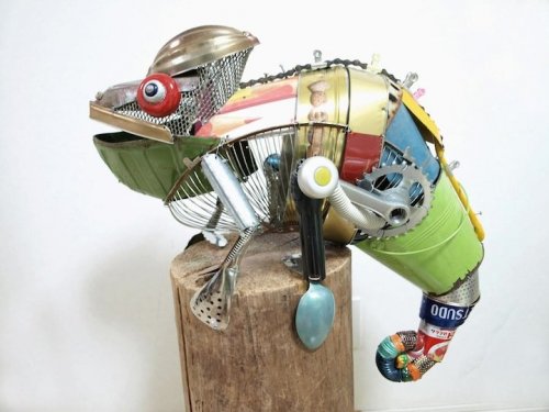 Японский скульптор создаёт фигурки животных из сломанных вещей (10 фото)