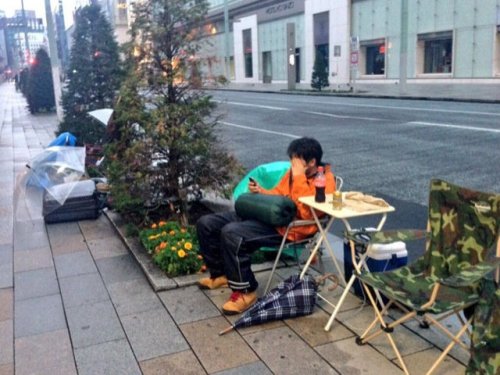 Самый фанатичный покупатель айфона в Японии (6 фото)