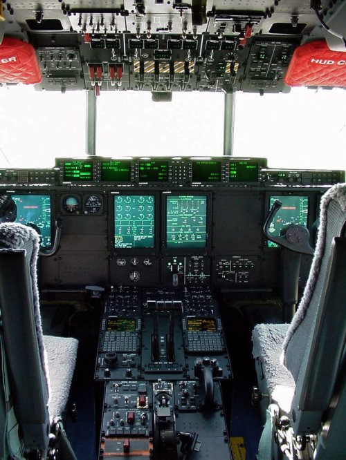 Внутри кабины пилотов разных воздушных судов (21 фото)