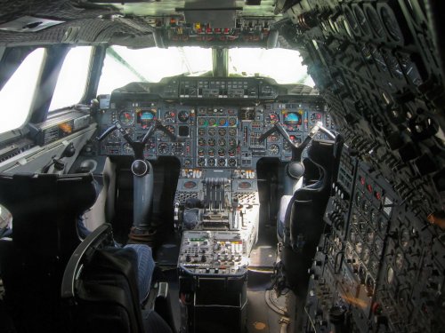 Внутри кабины пилотов разных воздушных судов (21 фото)