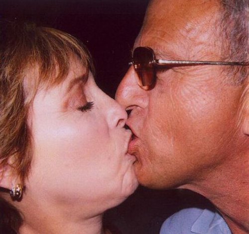 Самые нелепые поцелуи всех времён и народов (19 фото)