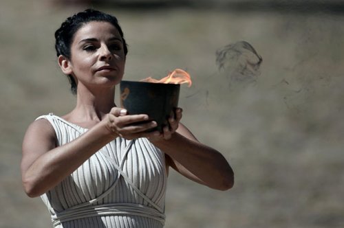 В Греции зажгли Олимпийский огонь (15 фото)