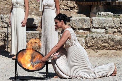 В Греции зажгли Олимпийский огонь (15 фото)