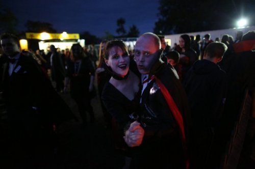 Масштабная встреча вампиров на фестивале Shocktober Fest (16 фото)