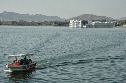 Роскошный дворец, плавающий по озеру Пичола (12 фото)
