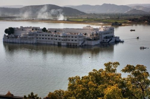 Роскошный дворец, плавающий по озеру Пичола (12 фото)