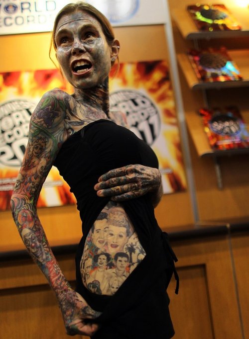 Джулия Гнус – рекордсменка по количеству татуировок (7 фото)