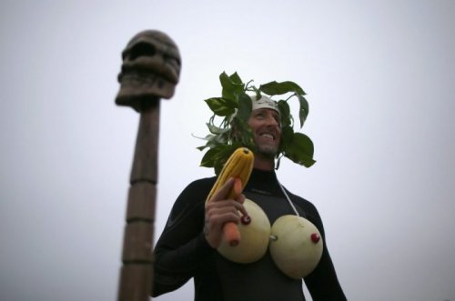 В Санта-Монике прошёл Хэллоуинский конкурс среди серфингистов (13 фото)